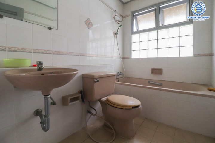 *****บ้านเดี่ยวมือสอง ม.บ้านภาณุ ปิ่นเกล้า-ตลิ่งชัน เนื้อที่กว้างขวางเกือบ 58 ตร.ว. ฟังก์ชัน 3 ห้องนอน 3 ห้องน้ำ ที่จอดรถ 2 คัน บ้านหลังใหญ่ สภาพสสวยงาม ตั้งอยู่ใกล้ทะเลสาบส่วนกลางของหมู่บ้าน การเดินทางสะดวกสบาย เชื่อมต่อถนนกาญจนาภิเษก ใกล้รถไฟฟ้าสายสีน้ำเงิน "สถานีแยกไฟฉาย" และทางด่วน "ศรีรัช" จองเลยวันนี้!